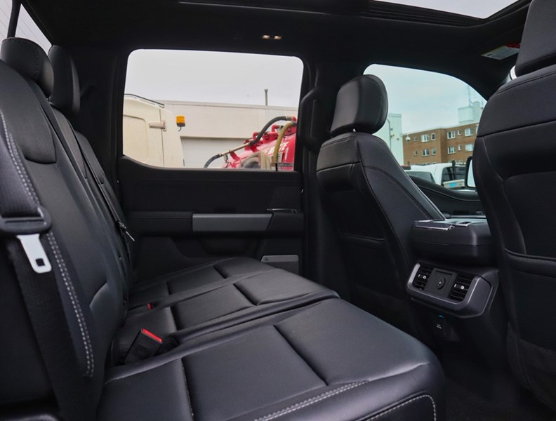 2025 Ford F-150 XLT | 4X4 | 2.7L | 303A |Blk Pk Pls |Roof | Bd Utl