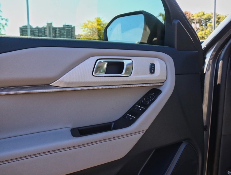 2026 Ford Explorer Active | 4WD | Comf Pkg | Roof | Crbn 20S