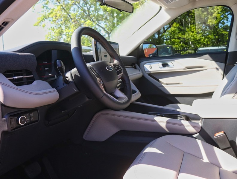 2026 Ford Explorer Active | 4WD | Comf Pkg | Roof | Crbn 20S