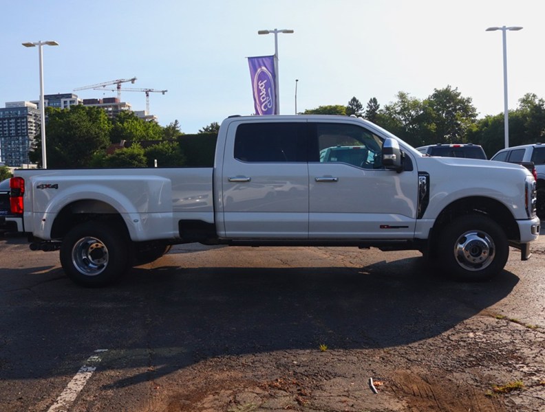 2026 Ford Super Duty F-350 Drw Platinum 4WD Crew Cab 8' Box