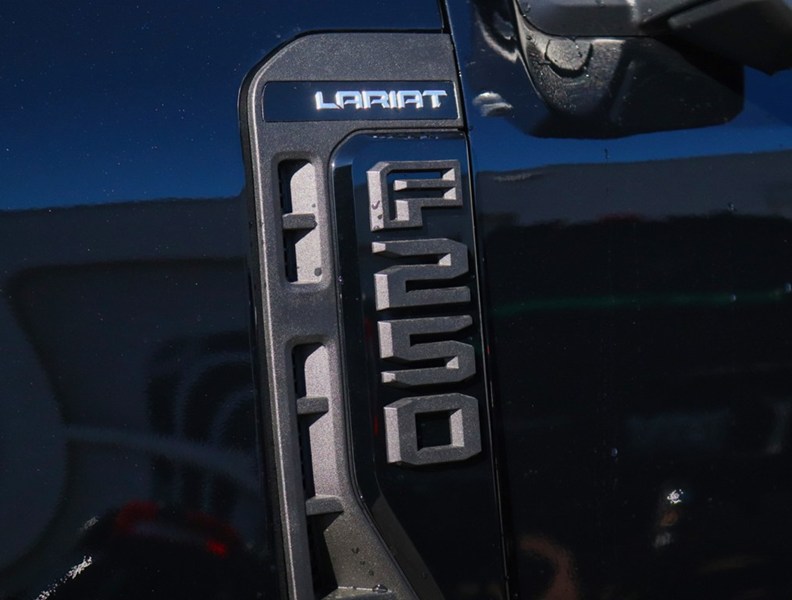 2027 Ford Super Duty F-250 Srw Lariat | 4X4 | 6.7L | Blk Pkg | Roof | Fx4 | Consl