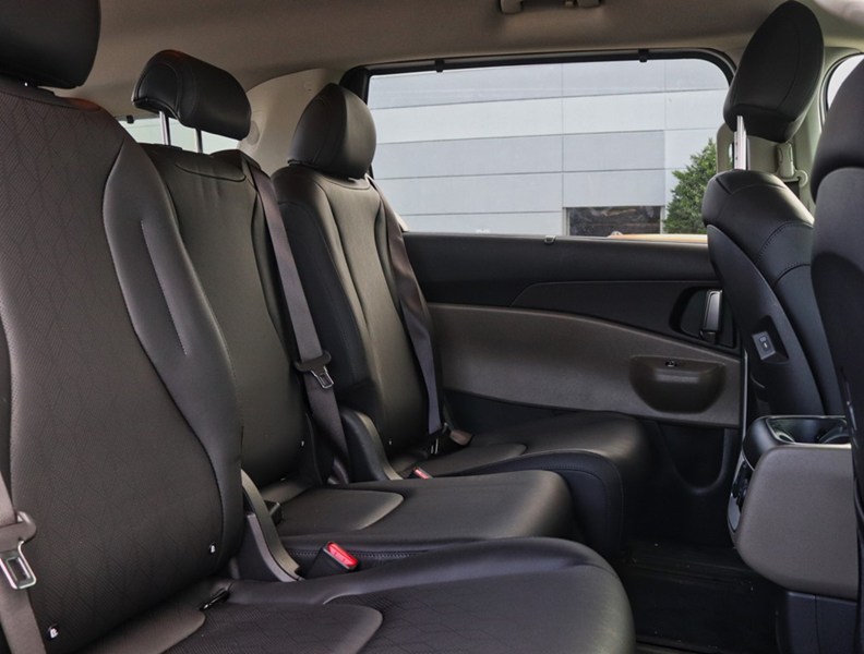 2025 Kia Carnival Hybrid 1000 Km/Tank/Best In Class 3 Row/Bought Here