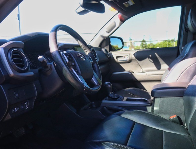 2022 Toyota Tacoma TRD Sport Prem / Sunroof/Clean Carfax